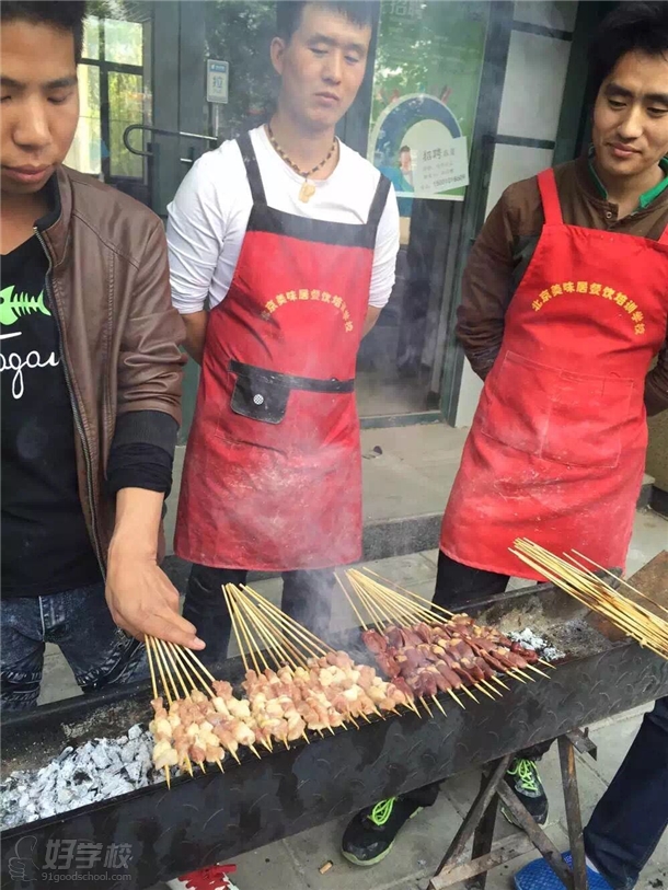 美味居学员在学烤串