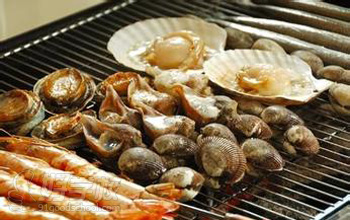 长沙海鲜烧烤小吃培训班学员制作海螺虾肉烧烤成果