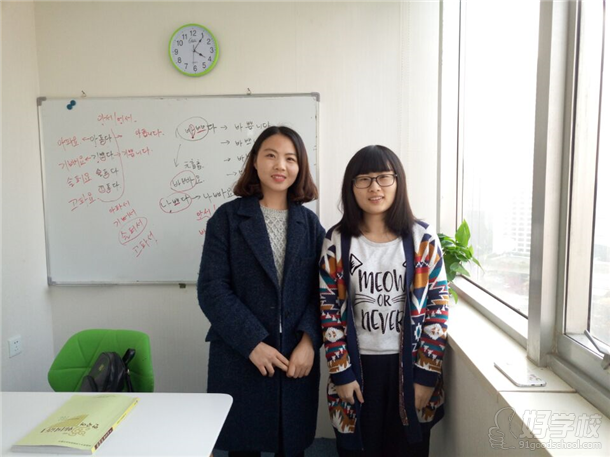 韩语教师与韩语学员课后留影