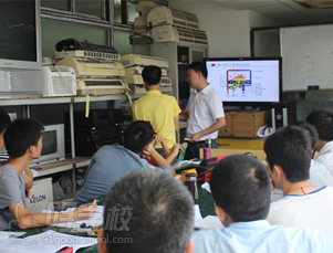 学员在老师指导下学习