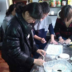 上海欣悦甜品培训中心学员认真制作培训现场