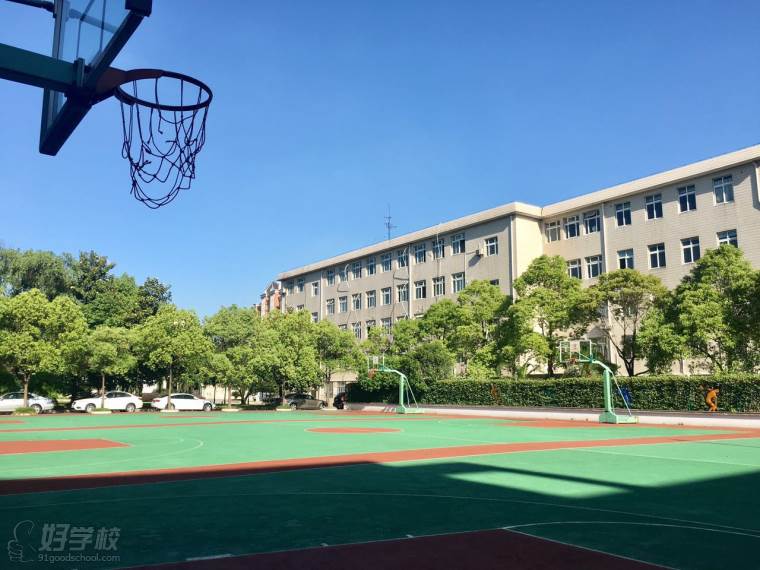 学校篮球场