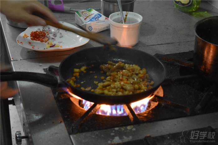 学员学习制作炒饭