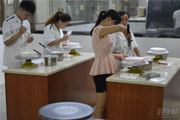 学员学习制作生日蛋糕