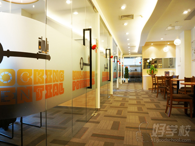 南京环球教育学校办学环境走廊