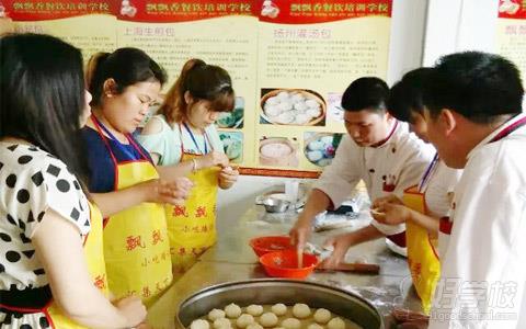 武汉四季香品小吃培训学员学习制作包子