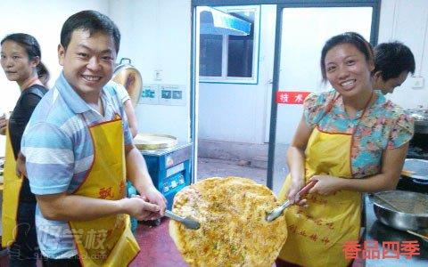 武汉香品四季学员学习制作酱香饼