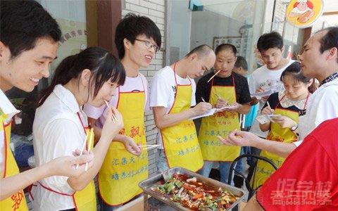武汉香品四季学员学习制作烤鱼