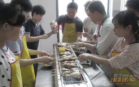 武汉四季香品小吃培训学员学习无烟烧烤