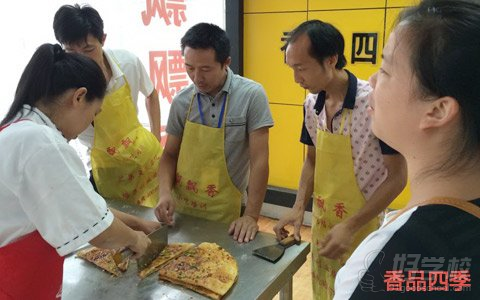 土家酱香饼培训-武汉香品四季小吃培训学员风采