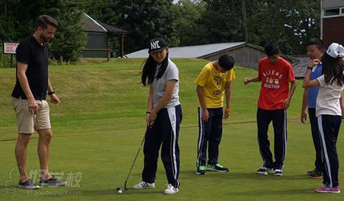 深圳弘域海外留学中心学员练习高尔夫球