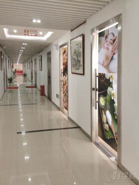 广州市超岳（依琳儿）职业培训学校学校走廊