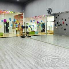 南京黄丽舞蹈国际艺术学院舞蹈室