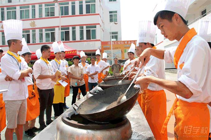 福建华南职业培训学校厨师烹饪学员实操现场