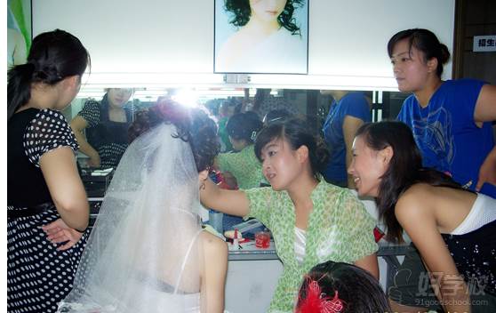 学员学习新娘妆