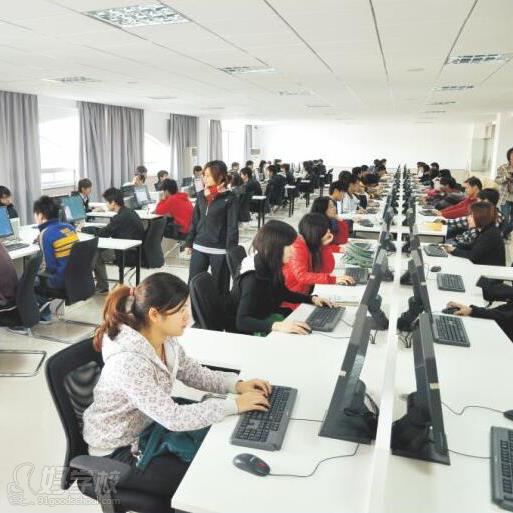 广州工商学院电脑室