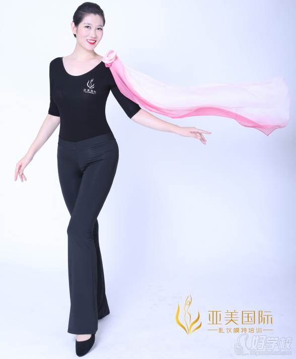 深圳亚美国际礼仪模特培训学校  金老师