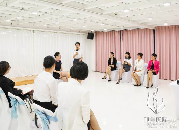 深圳亚美国际礼仪模特培训学校  现场指导