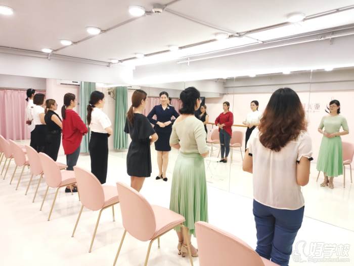 深圳亚美国际礼仪模特培训学校  专业指导