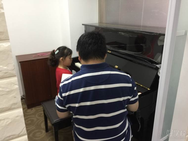 学员弹钢琴