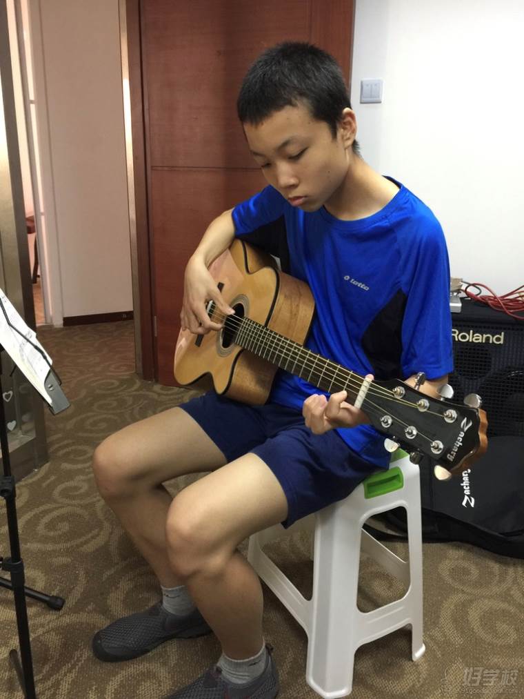学生弹吉他