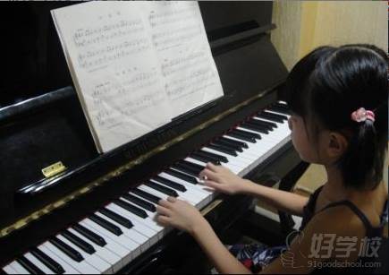 学员弹奏钢琴