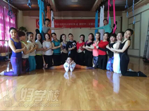 广州空中瑜伽培训班学员风采