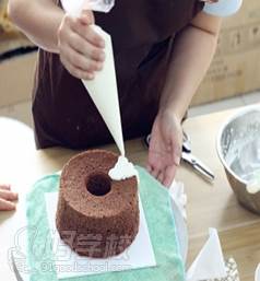 学员正在制作泡芙蛋糕