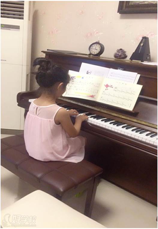 学员弹奏钢琴