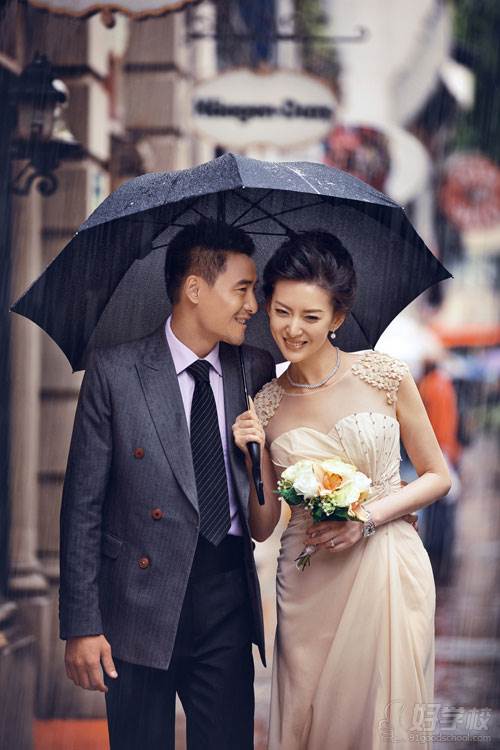 雨中街景婚纱拍摄