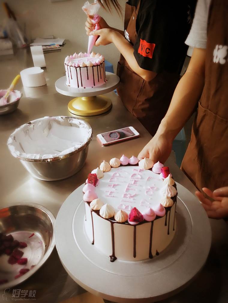 学员制作蛋糕