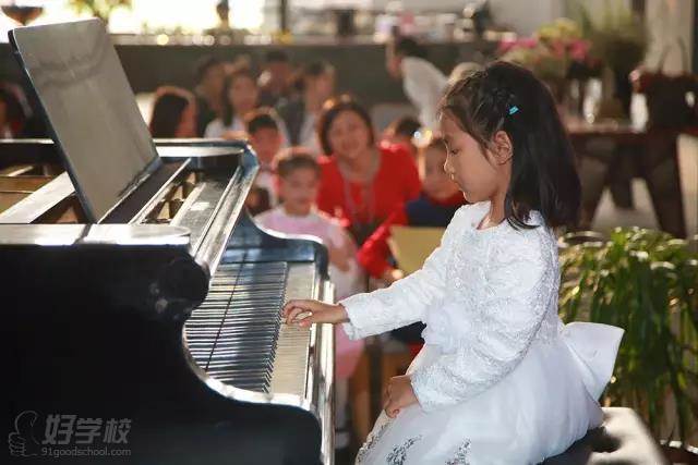 孩子聚精会神地表演钢琴弹奏