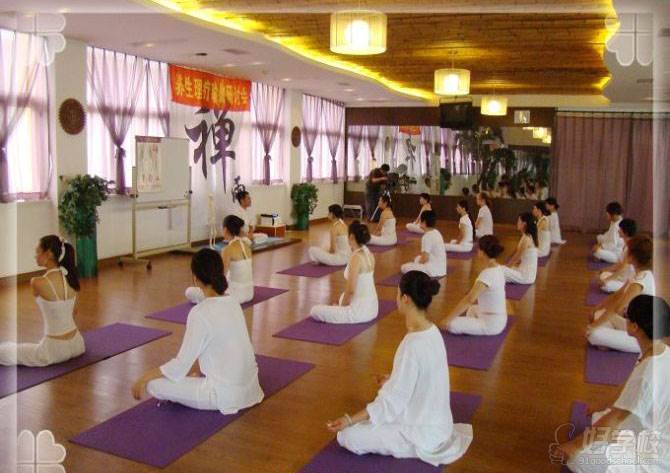 南宁中印瑜伽学员冥想