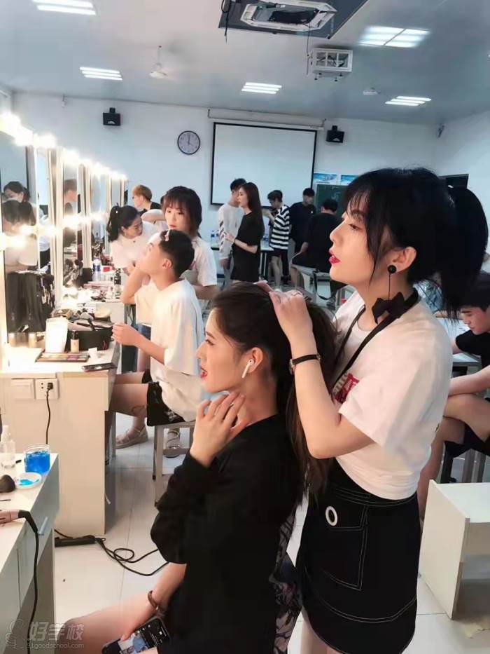 前身为西安市广州美容美发职业技能培训学校已有30多年历史,是经西安