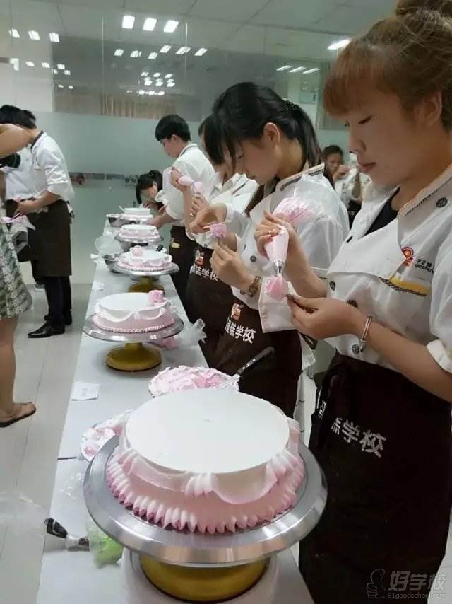 深圳芊圣学员做蛋糕