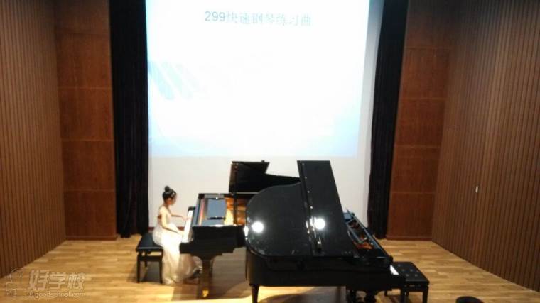 学员钢琴表演