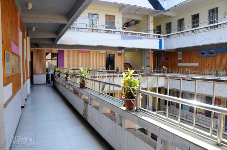 广州大学纺织服装学院走廊环境