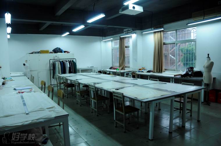 广州大学纺织服装学院服装设计课室环境