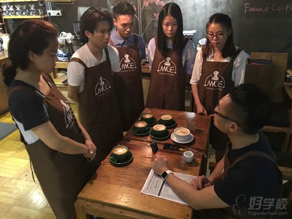 学员认真听老师讲解中
