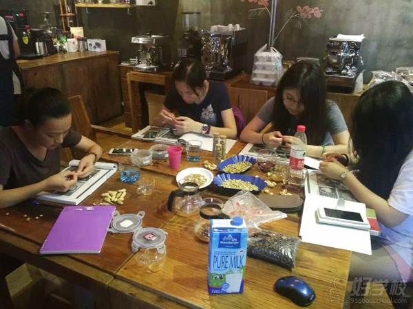 学员手工练习中