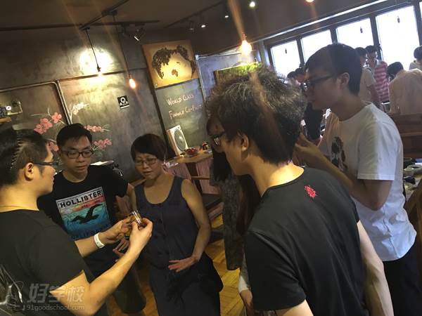 老师为学员们讲解中
