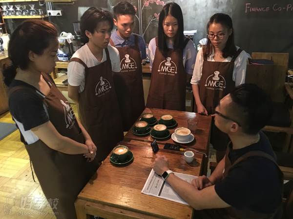 学员认真听老师讲课中