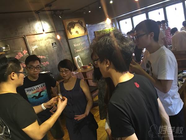 学员与老师热烈讨论中
