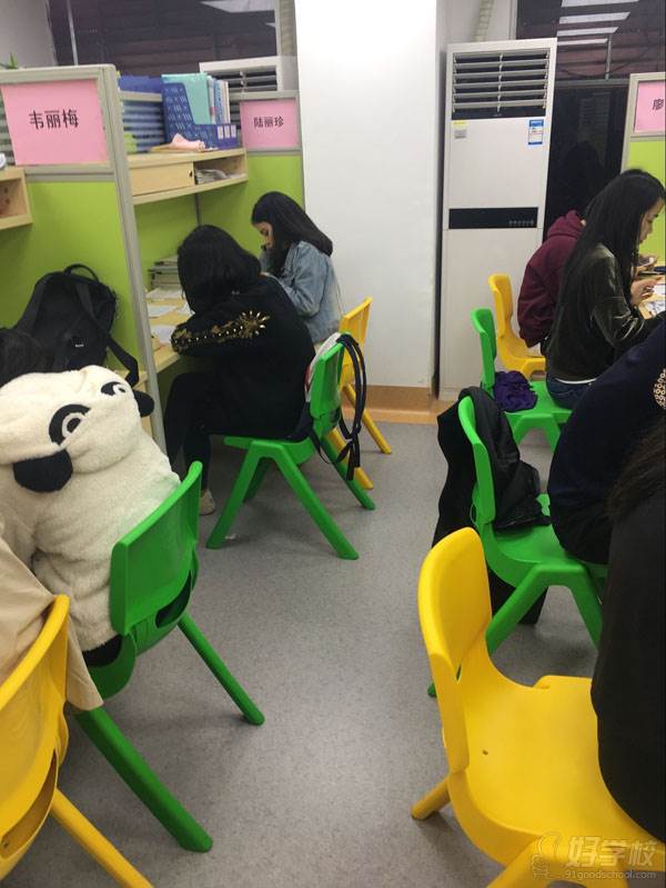 老师正在补习学员中 老师正在补习学员中