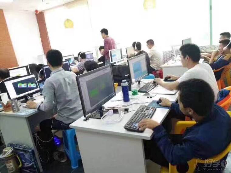 学员用电脑学习中