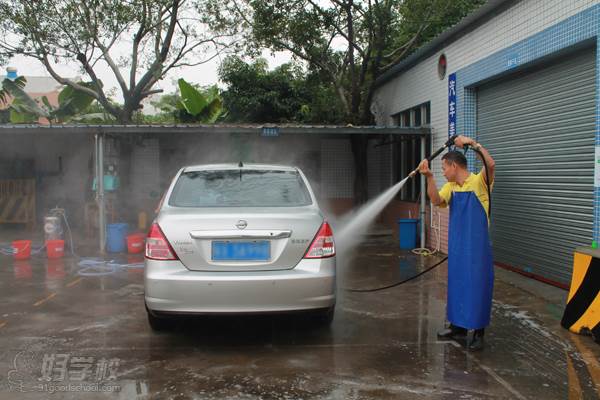 学员练习洗车中