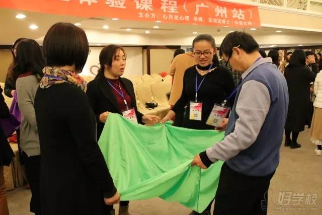 学员进行活动中