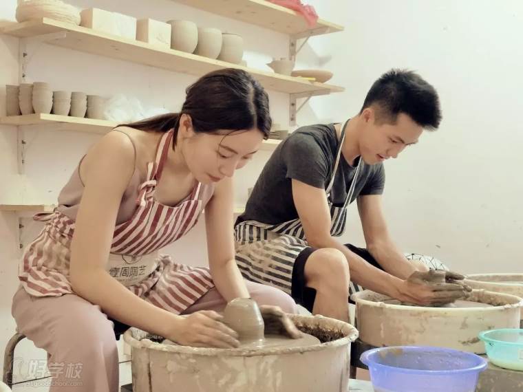 学员做陶艺