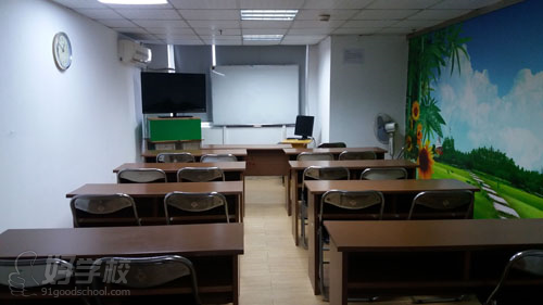 带空调和显示屏的课室，学员可以进行专业的辅导