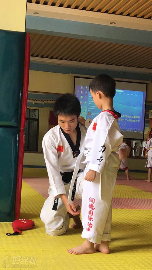 广州润德国际跆拳道教育  老师指导学员学习